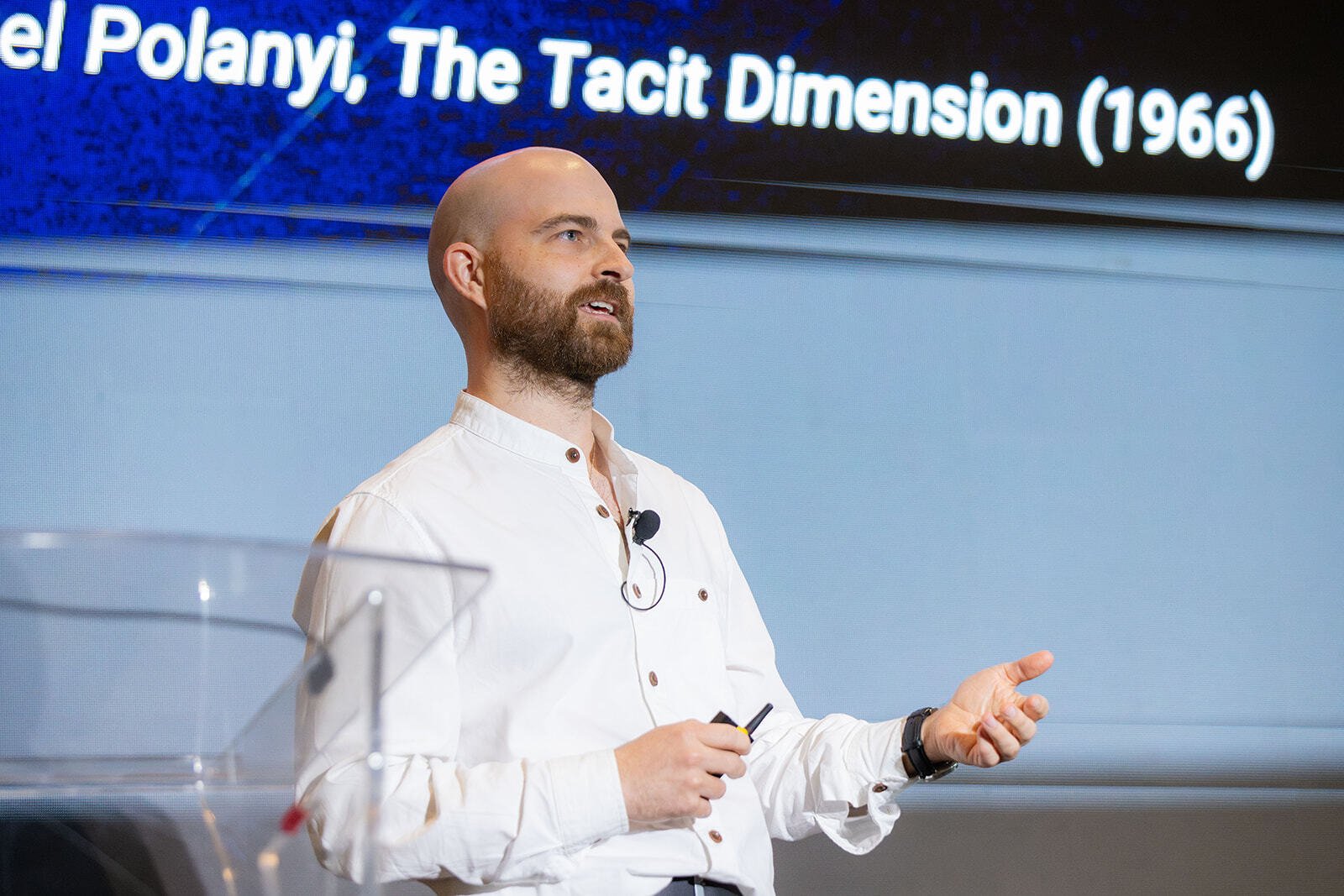 Alasdair Snow presenting at the Direct Booking Summit